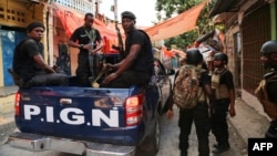 Des membres des forces armées des Comores patrouillent la "Médina" à la recherche d'armes et d'hommes armés à Mutsamudu, sur l'île d'Anjouan, le 20 octobre 2018.