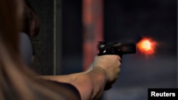 ARCHIVO - En Estados Unidos aumentó en medio de la pandemia de COVID-19 el número de nuevos compradores de armas de fuego en unos 7,5 millones, según datos de la industria armamentística. Se estima que en el país hay unas 390 millones de pistolas y fusiles en manos de civiles. 