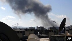 Asap hitam menyelimuti kota Aleppo, Suriah (12/2). Pemberontak Suraih dikabarkan telah merebut pangkalan udara militer al-Jarrah di propinsi ini. (AP Photo/Aleppo Media Center AMC)