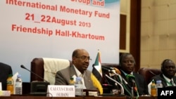 L'ex président soudanais, le général Omar el-Bechir lors des réunions du bloc africain des ministres des finances et des gouverneurs des banques centrales à Khartoum, le 21 août 2013.