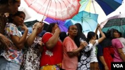 Di Medan, warga antri untuk membeli sembako murah, khususnya beras, minyak goreng, dan gula.