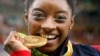 Simone Biles ariko ahiganwa muri Jiminastike mu nkino mpuzamakungu za Olempike za Rio, muri Brezil, ku musi wa kabiri, italiki 16, ukwezi kw'umunani, umwaka w'i 2016