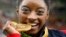 Simone Biles ariko ahiganwa muri Jiminastike mu nkino mpuzamakungu za Olempike za Rio, muri Brezil, ku musi wa kabiri, italiki 16, ukwezi kw'umunani, umwaka w'i 2016
