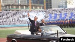 លោក​នាយករដ្ឋមន្ត្រី ហ៊ុន​ សែន និង​លោក ហេង​ សំរិន ប្រធាន​កិត្តិយស​គណបក្ស​ប្រជាជន​កម្ពុជា​ចូលរួម​ក្នុង​ពិធី​អបអរសាទរ​ថ្ងៃ​ជ័យជម្នះ ៧មករា លើកទី៤០ឆ្នាំ នៅ​ពហុកីឡដ្ឋាន​ជាតិ​អូឡាំពិក។ (រូប​ថត​ពី​ទំព័រ​ហ្វេសប៊ុក Samdech Hun Sen, Cambodian Prime Minister)