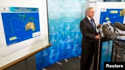 Ông John Young, người đứng đầu cơ quan an toàn hàng hải Australia (AMSA) trả lời họp báo tại Canberra, ngày 20/3/2014.