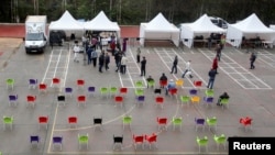 Un marché en plein air mis en place par le gouvernement algérien pour éviter l'encombrement à l'intérieur des supermarchés, à Alger, Algérie, le 19 avril 2020.