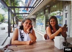 تصویری از ناهید تقوی، زندانی دو تابعیتی ایرانی - آلمانی در کنار فرزند خود مریم کلارن(سمت چپ)