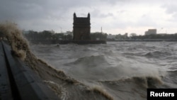 Gelombang yang disebabkan oleh Topan Tauktae menghantam kawasan pejalan kaki dekat monumen Gateway of India di Mumbai, India, 17 Mei 2021. (Foto: REUTERS/Niharika Kulkarni)