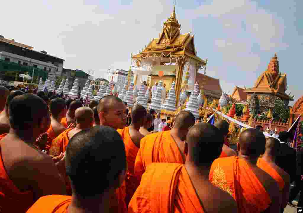 The coffin carrying the late former Cambodian King Norodom Sihanouk in a funeral procession leaves the Royal Palace in Phnom Penh, February 1, 2013.