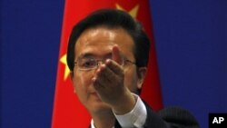 China's Foreign Ministry spokesman Hong Lei asks journalists for questions during a news conference in Beijing. (File Photo)