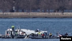 Pesawat American Eagle dengan nomor penerbangan 5342 jatuh di Sungai Potomac dekat Bandara Nasional Ronald Reagan Washington, DC Rabu malam (29/1). 