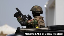 Un militaire égyptien armé dans la station balnéaire de Sharm el-Sheikh, sur la mer Rouge, en Égypte, le 24 février 2019. 