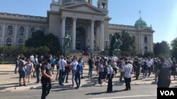 Protest građana ispred Doma Narodne skupštine Republike Srbije, u vreme prve konstitutivne sednice novog saziva parlamenta, u Beogradu, 3. avgusta 2020. (Foto: Jovana Đurović, VoA)