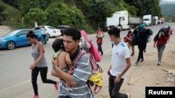 Hondureños que participan en una nueva caravana de migrantes caminan cerca de la frontera con Guatemala el 30 de marzo de 2021.