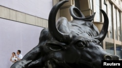 中国北京金融区一家投资公司门前的牛雕塑。（2015年7月10日）
