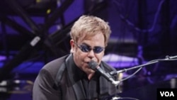 Penyanyi Elton John saat melakukan konser di New York, 19 Oktober 2010.