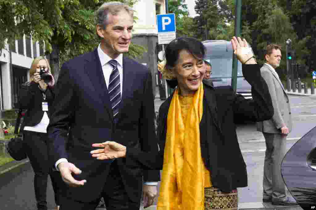 Norway's Foreign Minister Jonas Gahr Store, left, welcomes Burmese opposition leader Aung San Suu Kyi at the Foreign Ministry for a meeting in Oslo, June 17, 2012. 