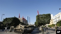 A tank guards the center of Tunis, 16 Jan. 2011. Tunisia sped toward a new future after its iron-fisted leader fled, with an interim president sworn in and ordering the country&#39;s first multiparty government to be formed.