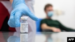 Una foto de fecha desconocida proporcionada por la Universidad de Oxford el 23 de noviembre de 2020, muestra una botella de la vacuna candidata de la Universidad contra el coronavirus.