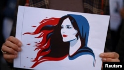 تصویری گرافیکی از مهسا امینی در دست یک معترض.