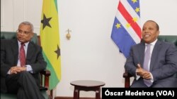 José Maria Neves et le premier ministre Patrice Trovoada, lors d'une rencontre à Sao Tomé-et-Principe, le 22 février 2016. (Óscar Medeiros/VOA)