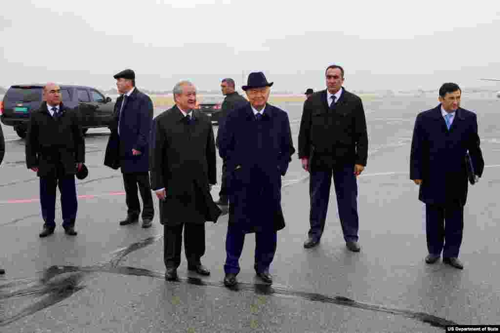 AQSh Davlat kotibi Jon Kerrini O'zbekiston rahbari Islom Karimovning o'zi kutib oldi