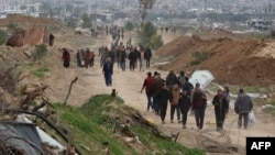 Người dân đi qua Hành lang Netzarim.