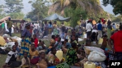 FILE - Refugees from eastern Democratic Republic of Congo (DRC) wait at the Busunga border in western Uganda, July 13, 2013.