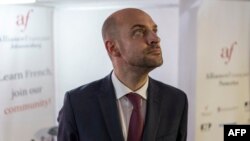 Міністр з питань Європи та закордонних справ Франції Жан-Ноель Барро відвідує офіс Альянс Франсез у Соуето поблизу Йоганнесбурга, 21 лютого 2025 року, перебуваючи в Південній Африці на зустрічі міністрів закордонних справ G20. (Фото: EMMANUEL CROSET / AFP)