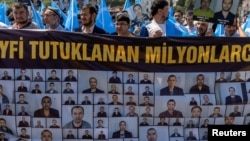 资料照：维吾尔人在土耳其首都伊斯兰堡集会抗议中国在新疆的迫害人权的行为。（2022年5月26日）