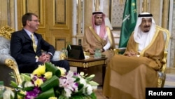 Menteri Pertahanan Amerika Ash Carter (kiri) bertemu dengan Raja Salman bin Abdul Aziz (kanan) di istana Al-Salam di Jeddah, Arab Saudi (22/7).