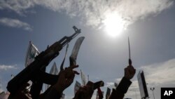 Para pendukung Houthi menggelar aksi demo menentang serangan yang dipimpin oleh AS terhadap Yaman di Sanaa, pada 10 Mei 2024. (Foto: AP/Osamah Abdulrahman)