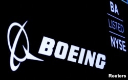 2019年8月7日，美国纽约证券交易所 (NYSE) 的屏幕上显示波音标志。（路透社照片）