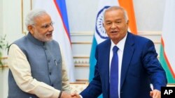 O'zbekiston Prezidenti Islom Karimov Hindiston Bosh vaziri Narendra Modi bilan uchrashdi. Modi Rossiyaning Ufa shahrida BRICS guruhi sammitida qatnashishdan oldin Markaziy Osiyoni ziyorat qilmoqda. Toshkent, 6-iyul 2015-yil 