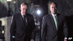 Le leader de la majorité démocrate au Sénat,Harry Reid (à g.), et le président de la Chambre des représentants, le républicain John Boehner (à dr.) à leur sortie de la Maison-Blanche.