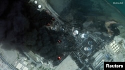 Gambar satelit yang menunjukkan tanki minyak yang terbakar menyusul serangan Israel terhadap target militer Houthi di Hodeida, Yaman, pada 21 Juli 2024. (Foto: Maxar Technologies/Handout via Reuters)