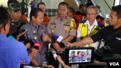 Gubernur Sulawesi Tengah Longki Djanggola memberikan keterangan Pers mengenai masa transisi Darurat Menuju Pemulihan pasca bencana alam di Sulawesi Tengah (Foto: VOA/Yoanes Litha)