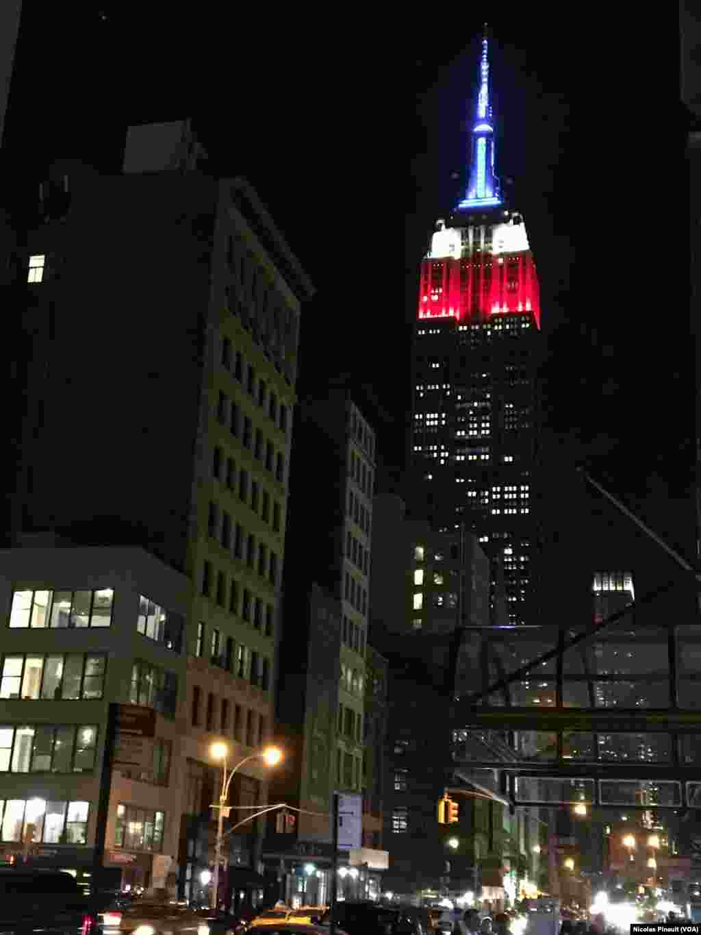&nbsp;L'Empire State Building s'est illuminé aux couleurs des Etats-Unis pour ce jour historique. (VOA/Nicolas Pinault)