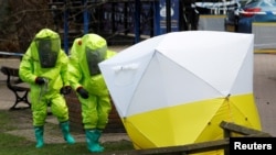ARSIP - Tenda forensik yang menutupi bangku dimana Sergei Skripal dan putrinya Yulia ditemukan, disusun ulang oleh para petugas yang menggunakan pakaian pelindung di pusat Salisbury, Inggris, 8 Maret 2018 (foto: Reuters/Peter Nicholls)