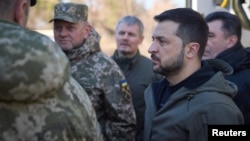 Русија се подготвува за Украина. И овде, во Украина, целото внимание треба да биде насочено кон одбраната, на одговорот на терористите за се` што може Украина да направи за да ја преброди зимата и да ги подобри способностите на нашите војници, рече украинскиот претседател