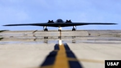 Máy bay ném bom B-2 Spirit của Không lực Hoa Kỳ đáp xuống Căn cứ Không quân Andersen ở Guam.