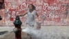 Una niña se refresca en un hidrante abierto en el vecindario de Washington Heights, en Manhattan, Nueva York, el 19 de julio de 2019. REUTERS/Mike Segar.