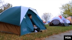 Kemah-kemah para demonstran anti-Wall Street di Taman Stewart Square Park di Des Moines, Iowa. Perkemahan spontan seperti ini terlihat di berbagai kota di seluruh penjuru Amerika.