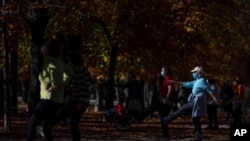 Unas personas portan mascarillas el miércoles 11 de noviembre de 2020 mientras se ejercitan en el parque del Retiro, en Madrid. 