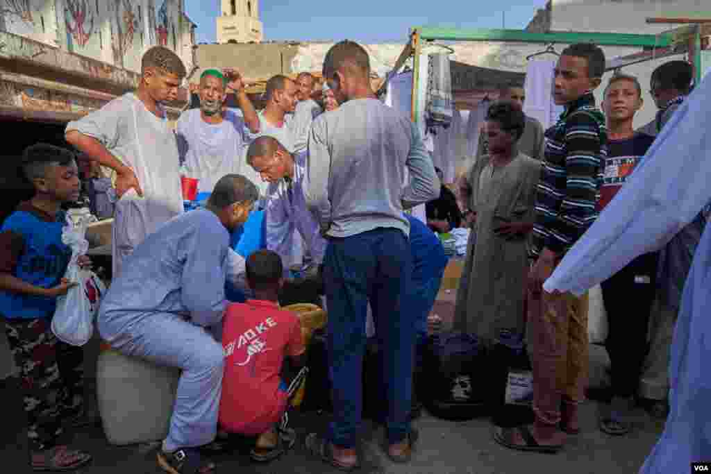 Considering the heat of Egypt, no one can reject the offer of free cold water. (H. Elrasam/VOA)