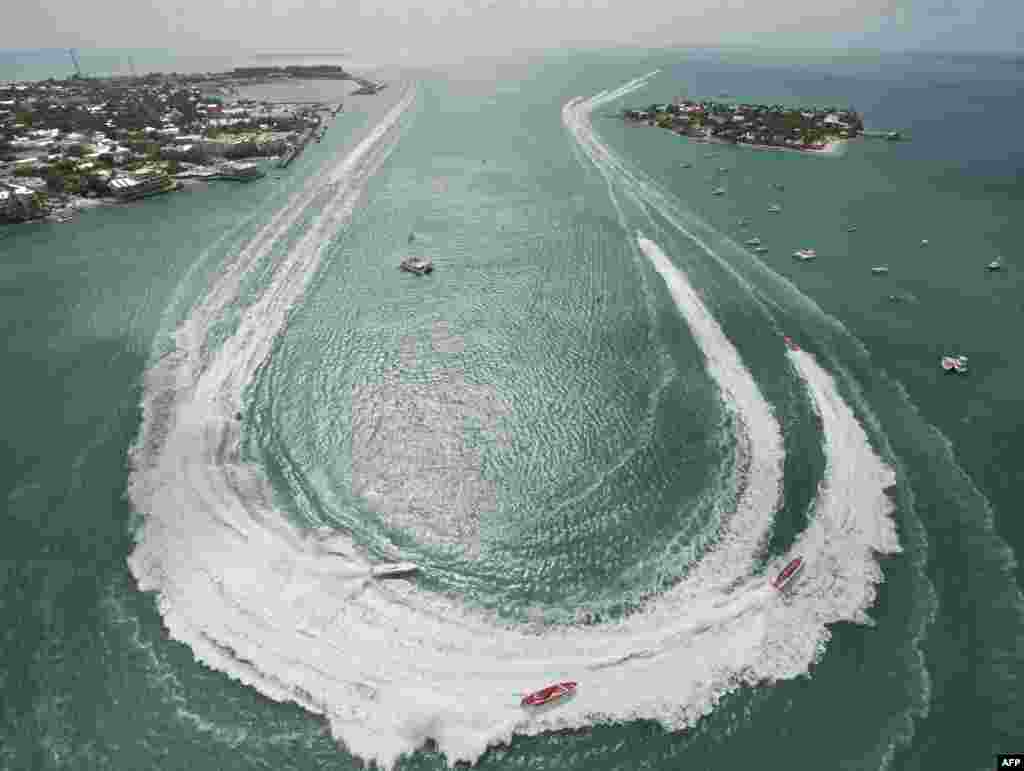 Kapal-kapal &#39;Superboat&#39; membelok di pelabuhan Key West selama balapan Kejuaraan Dunia Superboat di Key West, Florida, AS.
