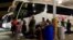 Más de 350 migrantes abordaron ocho autobuses a Tapachula, Chiapas, el 6 de agosto de 2019. Algunos consideraron que su opción era irse o enfrentar un posible secuestro o extorsión en las calles de Nuevo Laredo. (R. Taylor / VOA)