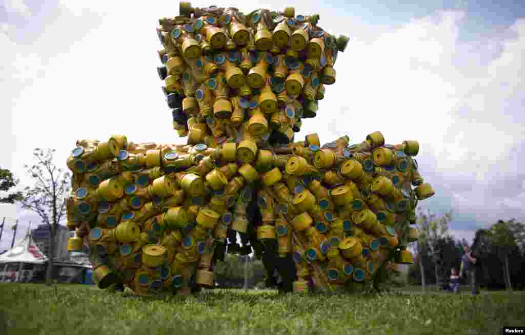 Sebuah karya seni yang terbuat dari 400 masker gas yang mencerminkan simbol bahaya pencemaran radio aktif di kota Sofia, Bulgaria.