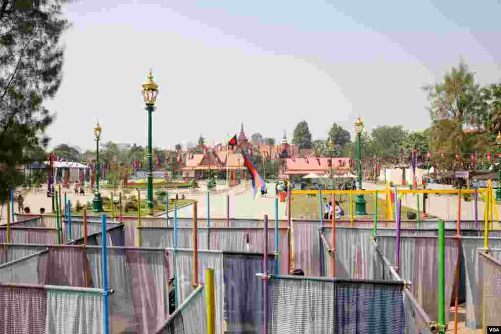 ទិដ្ឋភាពទូទៅនៅ​វាល​ព្រះមេរុ ក្នុងកម្មវិធី​ត្បាញ​ក្រមា​ខ្មែរ​​​វែងជាង​គេ​ប្រវែង យ៉ាងតិច​​ ​១០០០​ ម៉ែត្រ​ ដើម្បី​ចុះ​ក្នុង​កំណត់ត្រា​​ឯតទគ្គ​កម្ម​ពិភពលោក​ សម្រាប់កម្ពុជា​ក្នុង​ឆ្នាំ​២០១៨​, នៅរាជធានី​ភ្នំពេញ​, នៅថ្ងៃទី​ ១៤ ខែ​កុម្ភៈ​ ឆ្នាំ​២០១៨។ (ខាន់ សុគុំមនោ​/ VOA)