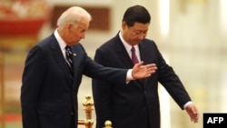 Les vice-présidents américain Joe Biden (à g.) et chinois Xi Jinping (à dr.) lors d'une cérémonie au Grand Hall du peuple à Pékin, le 18 août 2011. Les deux hommes sont désormais présidents de leurs pays respectifs.